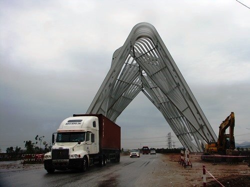 Quảng Ninh thông xe cổng chào gần 200 tỷ