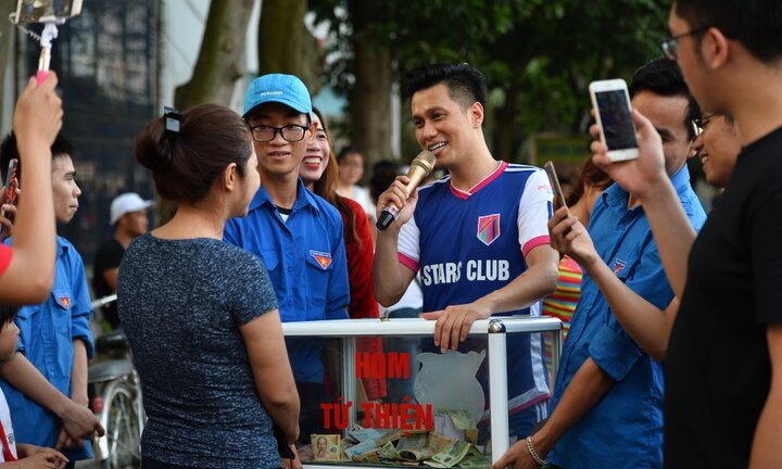 Ông trùm Phan Quân cùng dàn sao Người phán xử đá bóng quyên tiền từ thiện