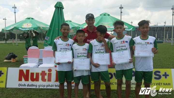 Thí sinh từ nhiều tỉnh đổ về TP.HCM thi vào học viện bóng đá NutiFood