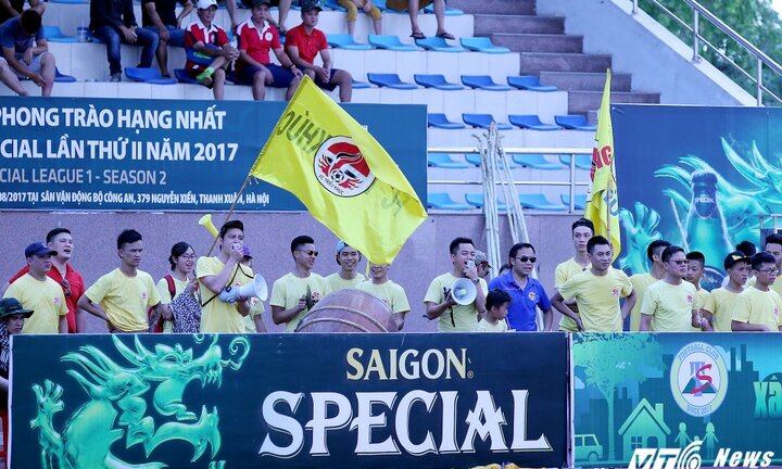 Hà Nội nóng cực điểm, cầu thủ 'phủi' vẫn tận hiến trên sân