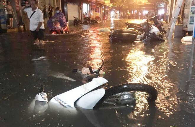 Phố Tây Tạ Hiện ngập nặng sau mưa lớn, xe máy ngâm nước la liệt