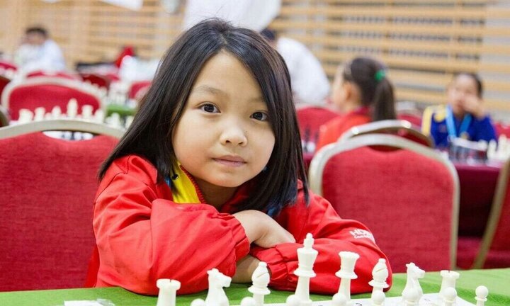 Vô địch cờ vua Đông Nam Á, Cẩm Hiền nhận thưởng từ nhà tài trợ