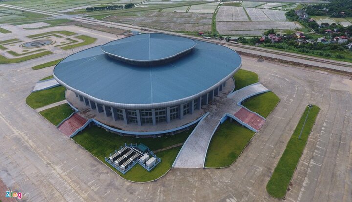 Nhà thi đấu 1.000 tỷ đồng xây xong bỏ không giữa cánh đồng?