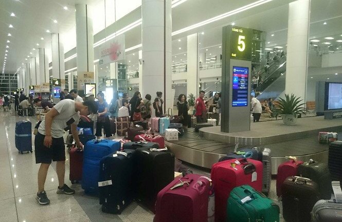 Tắc cửa nhập cảnh tại sân bay Nội Bài