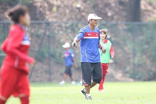 HLV Mai Đức Chung cảm động vì có hai CĐV tới sân