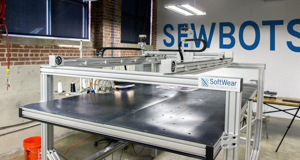 Mỹ sử dụng robot may quần áo, công suất ngang với 17 công nhân