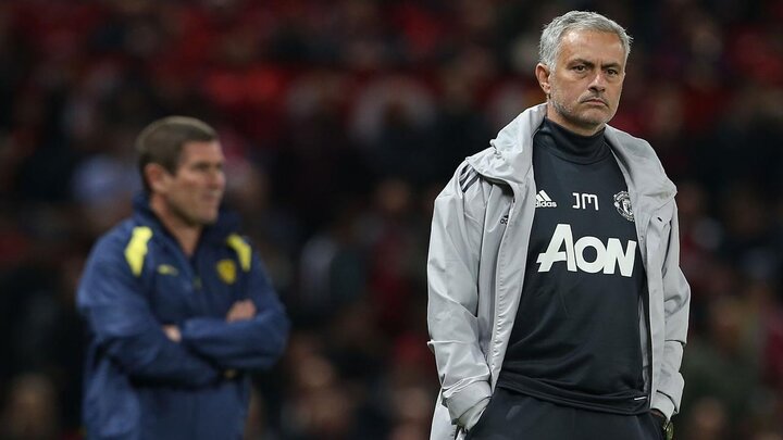 Dính thẻ đỏ, Mourinho may mắn thoát án cấm chỉ đạo