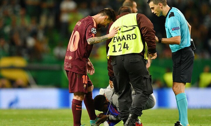 Fan cuồng lao xuống sân hôn chân Messi