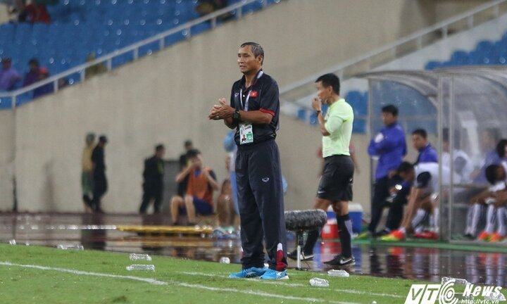 Gần 70 tuổi, HLV Mai Đức Chung vẫn dầm mưa 90 phút chỉ đạo tuyển Việt Nam