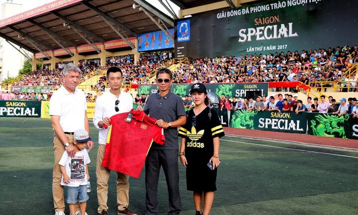 Ấm áp nghĩa tình giải phủi: Thành viên U20 Việt Nam bán kỷ vật ủng hộ nạn nhân lũ lụt