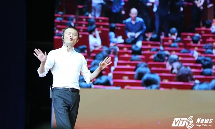 Video trực tiếp: 90 phút bùng nổ của tỷ phú Jack Ma với 3.000 sinh viên tại Hà Nội