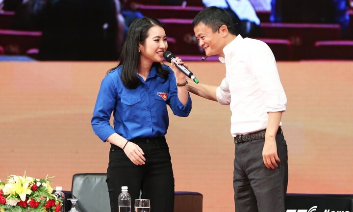 Nữ MC xinh đẹp dẫn chương trình đối thoại với Jack Ma là ai?