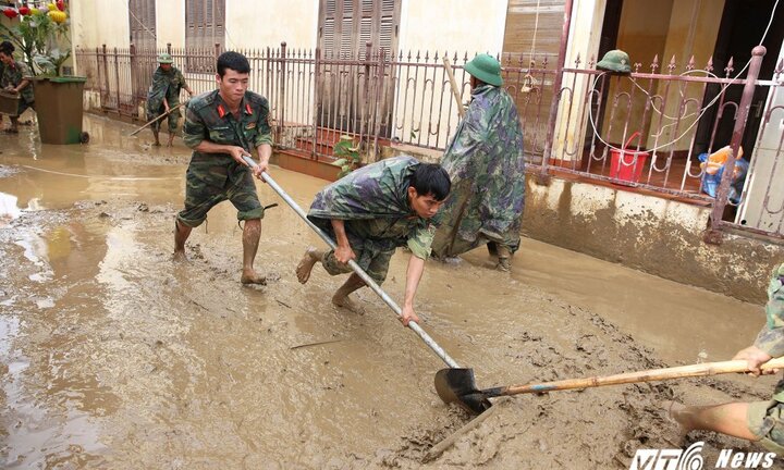 Ảnh: Bùn lũ 'bủa vây' phố cổ Hội An trước chuyến thăm của phu nhân, phu quân lãnh đạo APEC