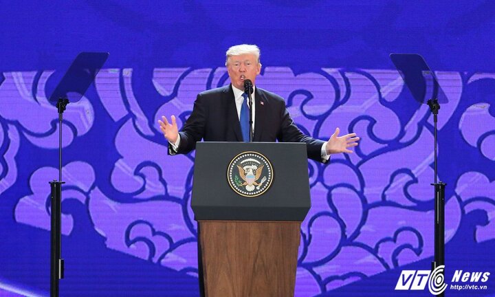 'Bảo bối' giúp ông Trump phát biểu trơn tru lưu loát hay tuyệt vời tại Đà Nẵng