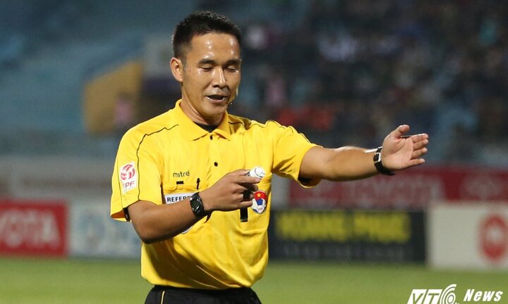 Bắt trọng tài Thái Lan vừa điều khiển trận Hà Nội - Quảng Nam