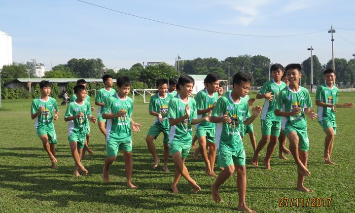 Cầu thủ NutiFood đi chân đất đấu giao lưu với U13 Kawasaki