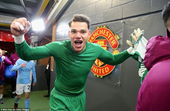 Ẩu đả sau derby Manchester: 6 sao MU xông vào đòi đánh Ederson