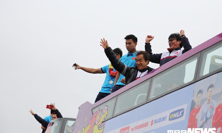 Báo Anh ngỡ ngàng trước màn chào đón U23 Việt Nam suốt 5 tiếng đồng hồ