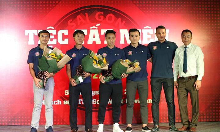 Bi hài Chủ tịch CLB Sài Gòn xin lỗi cựu sao HAGL qua điện thoại, hứa giữ thêm một năm