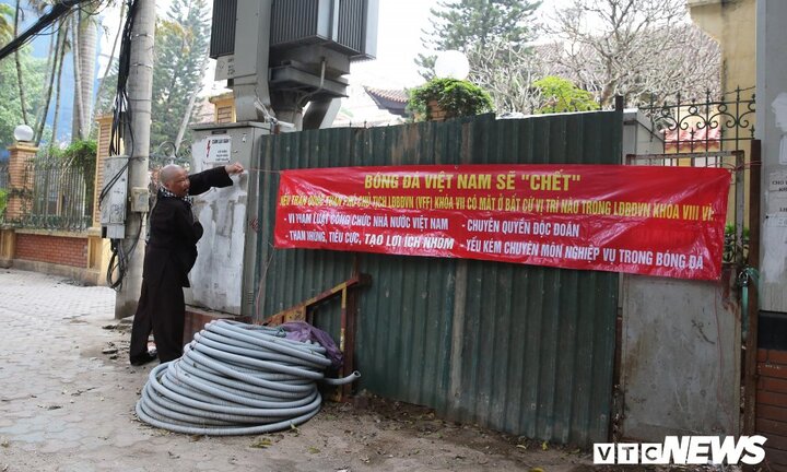 Treo băng rôn phản đối Phó chủ tịch VFF, cựu trọng tài bị công an nhắc nhở