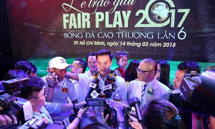 Văn Toàn giành danh hiệu chơi đẹp nhất năm 2017