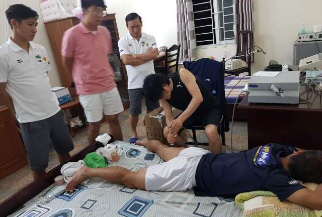 Bác sĩ Hàn Quốc điều trị cho Tuấn Anh đích thân sang HAGL thăm khám