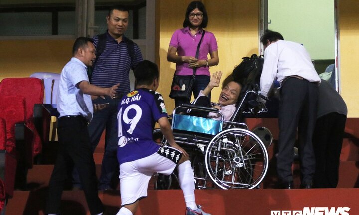 Video: Cảm động hình ảnh Quang Hải lên khán đài chia vui cùng CĐV đặc biệt