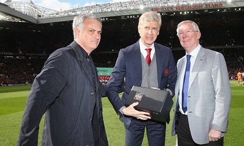Thông điệp khắc trên món quà Ferguson và Mourinho tặng Wenger