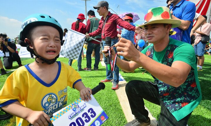 Cua-rơ nhí xuyên Việt 2018: Nghệ sỹ Xuân Bắc nịnh nọt vận động viên đua xe về đích