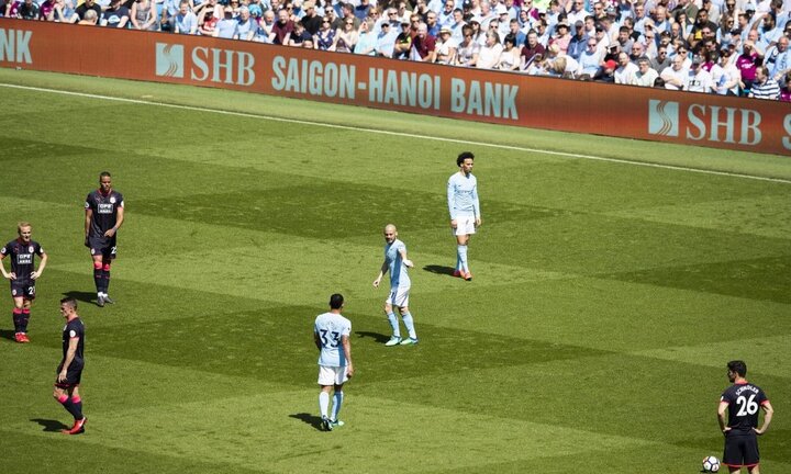 Thương hiệu SHB xuất hiện trong ngày Manchester City nhận cúp vô địch Ngoại hạng Anh