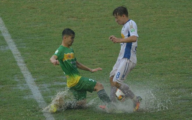 Công Phượng ghi bàn, HAGL vẫn đánh rơi chiến thắng trong trận 'thủy chiến'