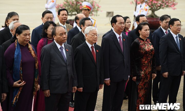 Đại biểu Quốc hội viếng Chủ tịch Hồ Chí Minh trước kỳ họp thứ 5