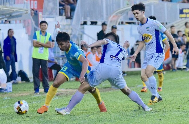 Công Phượng hành xử xấu xí, HLV HAGL lý giải thế nào?