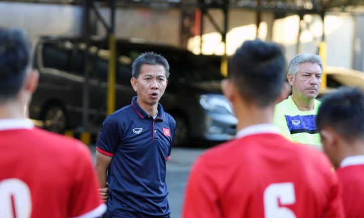 HLV Hoàng Anh Tuấn không fair-play, từ chối bắt tay HLV U19 Indonesia