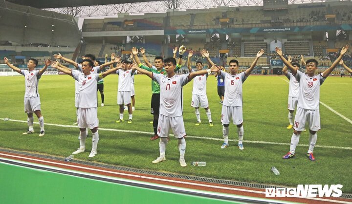 Có một Olympic Việt Nam siết chặt tay nhau trước cơn bão tố