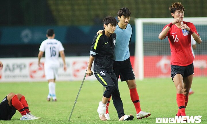 Cầu thủ Hàn Quốc bật khóc, chống nạng vào sân ăn mừng chiến thắng