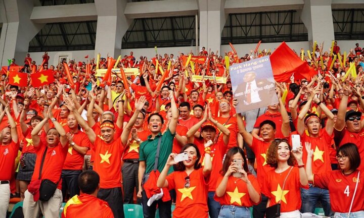 CĐV Việt Nam cuồng nhiệt cổ vũ thầy trò Park Hang Seo trên khán đài Pakansari