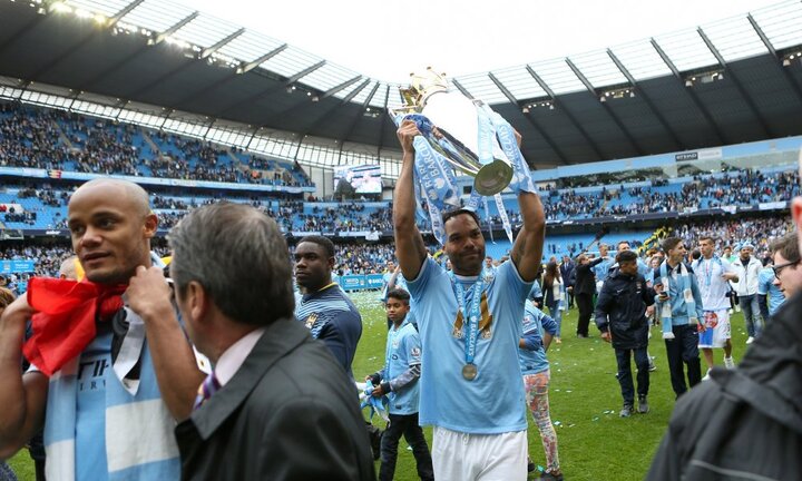 Quang Hải nâng cúp vô địch Ngoại hạng Anh cùng ngôi sao Man City