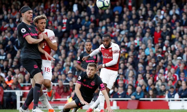 Song sát Lacazette, Aubameyang lập công, Arsenal tiến gần top 4