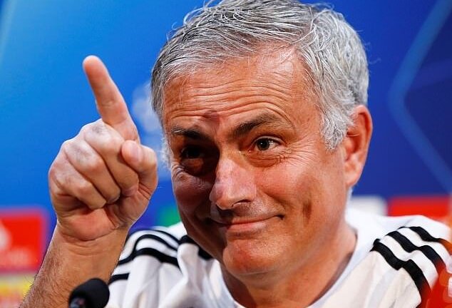 Mourinho: 'Tôi vẫn ngây thơ như đứa trẻ nhưng không tin có cầu thủ nào chống đối'