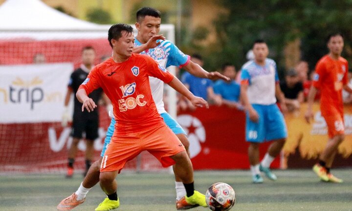 Hàng ngàn khán giả đổ đến sân xem Ngoại hạng Phủi Hà Nội