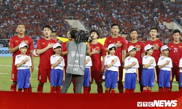 Pháo sáng, phe vé, 'cửa ma' và niềm tin xa xỉ trên sân Mỹ Đình