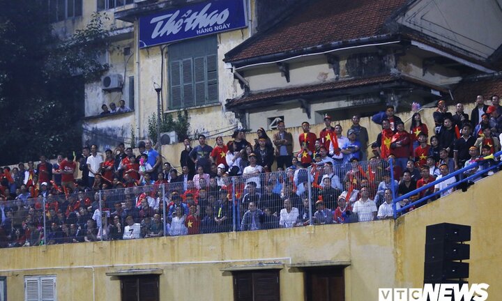 Hàng Đẫy 'vỡ trận' và 'đánh cắp niềm vui' của cậu bé