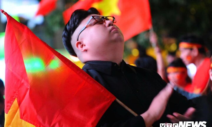 Chung kết Malaysia vs Việt Nam: Giật mình với CĐV giống hệt nhà lãnh đạo Triều Tiên Kim Jong Un