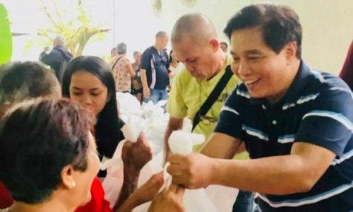 Nghị sĩ Philippines bị bắn chết khi trao quà Giáng sinh