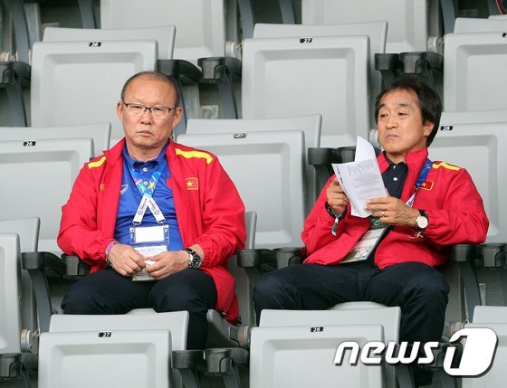 HLV Park Hang Seo buồn bã chứng kiến Hàn Quốc bị loại khỏi Asian Cup