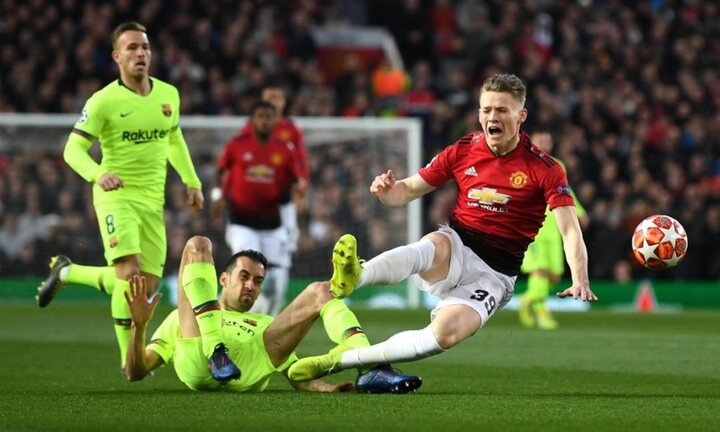 Trọng tài sai lầm, Barcelona may mắn thoát thẻ đỏ thế nào?