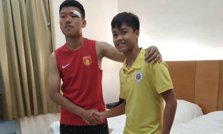 Đấm rách mắt cầu thủ Trung Quốc, đàn em Quang Hải đến phòng riêng xin lỗi