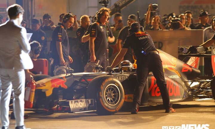 Trực tiếp 'Khởi động F1 Việt Nam Grand Prix': Siêu xe F1 xuất hiện tại Mỹ Đình