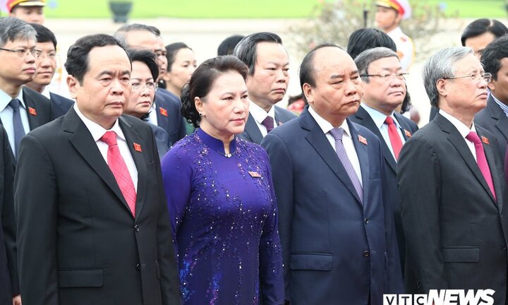 Đại biểu Quốc hội vào Lăng viếng Chủ tịch Hồ Chí Minh trước kỳ họp thứ 7